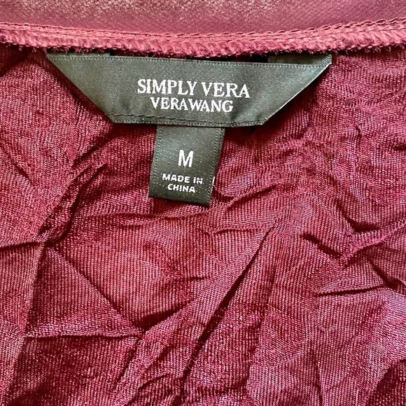 Adorable Simply Vera Wang top - Picture 2 of 3